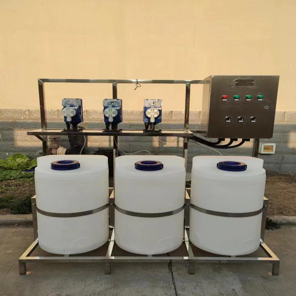 Ức chế quy mô keo tụ và khử trùng thiết bị dùng liều ba thùng ba thùng.